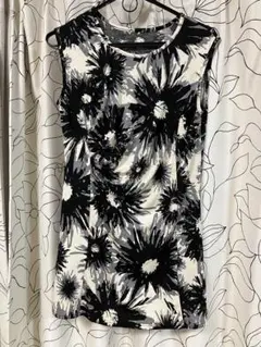白黒花柄ノースリーブチュニック　　ストレッチ