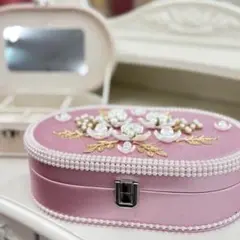 花の刺繍付きピンク収納ボックス