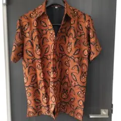 メンズ開襟柄シャツ　オレンジ（赤茶色）と黒の派手な半袖シャツ　Мサイズ
