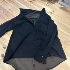黒い長袖シャツ Vネック ギャザー入り