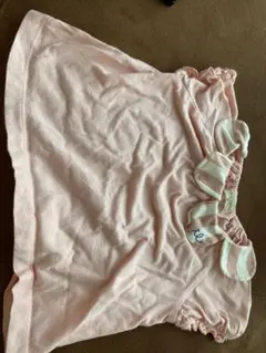 フリル付きピンクトップスとストライプショートパンツセット