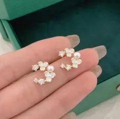 【ラスト1点】パール 小花 ピアス ゴールド レディース アクセサリー 白
