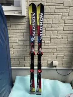【送料無料】Salomon Equipe 8 3V スキー板　168cm Salomon Equipe 8 3V 168 cm Ski + Salomon 10 Bindings Winter