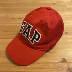 GAP レッド刺繍キャップ