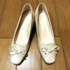 ネオリズム ベージュのリボンパンプス 22.5