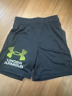 UNDER ARMOUR 黒 ハーフパンツ YS 130cm