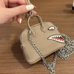 本革　チャーム キーホルダー イヤホンケース シャーク サメ　ベージュ