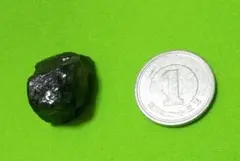 名は、無名岩石・電気に当てると、緑色へと光ます。