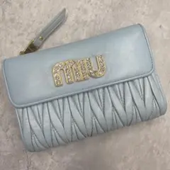美品✨MIU MIU 三つ折り財布 マテラッセ ゴールドロゴ ビジュー ブルー