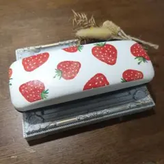 ♪メガネケース　眼鏡ケース　いちご柄　デコパージュ　ハンドメイド♪