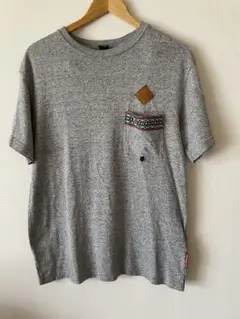 マナスタッシュ/革パッチポケット半袖でTシャツ
