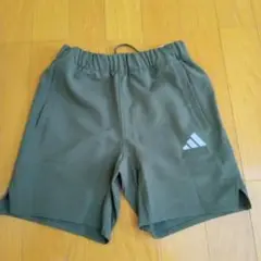 adidas オリーブグリーン ショートパンツ