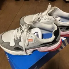 adidas スニーカー