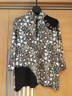 幾何学模様 ブラウス　春夏　奇抜　ミセス ROYALFlower　トップス
