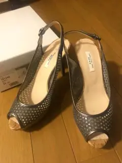 Seven twelve thirty / ストーム入りパンチングサンダル