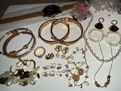 アクセサリー　イヤリング　ピアス　バングル　ブレスレット　ネックレス　腕時計