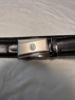 黒の金属バックル付きベルト