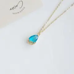 花模様しずく型ガラスチャームのネックレス（ライトブルー）＊ハンドメイド