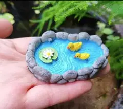 ミニチュア池 アヒルと睡蓮