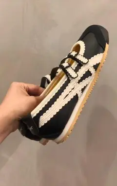 Onitsuka Tiger ストラップ付きバレエシューズ 黒/アイボリー