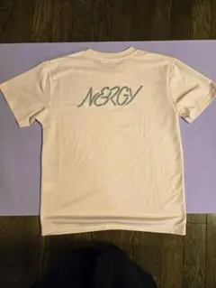 【NERGY】ピンク ロゴ入り 半袖Tシャツ