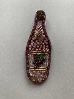 ワインボトルのビーズ刺繍のブローチ
