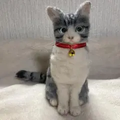 羊毛フェルト猫 お座りサバ白猫ちゃん ハンドメイド 羊毛フェルト 猫 サバトラ
