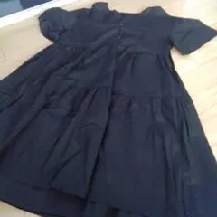 ユニクロ　黒いティアードデザイン半袖シャツ