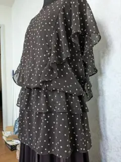 水玉模様フリル付きトップス
