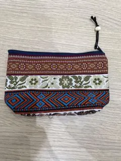 刺繍デザインのコンパクトポーチ