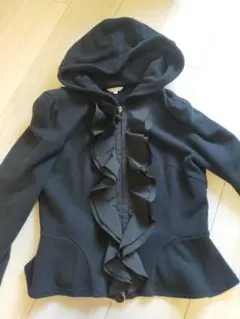 お値引き【美品】オトナ可愛い TO BECHIC くるみボタンのフリフリパーカー