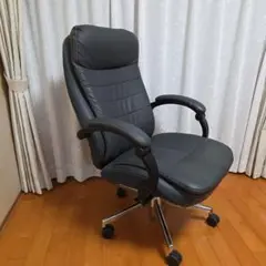 グレーのオフィスチェア 高背もたれ 肘掛け付き