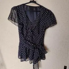 水玉模様の半袖ブラウス