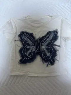 蝶の刺繍 ホワイト Tシャツ 海外ガール