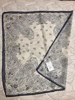 新品タグ付き、ペイズリー柄スカーフ アイボリー・ネイビー 約70cm