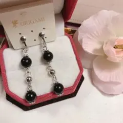 新品未使用 シルバーカラー×ブラック玉 イヤリング
