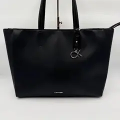 極美品　カルバンクライン　トートバッグ　レザー　ブラック　肩掛け　チャーム　A4