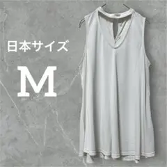✨️匿名配送✨️ノースリーブトップス【Ｍ】バックボタン Vネック 白 タンクトップ