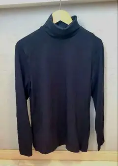 黒のタートルネックシャツ M
