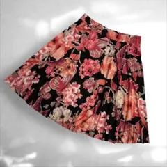 人気　大きいサイズF 柄物華やか総花柄プリーツフレアひざ丈スカート　赤黒（C3