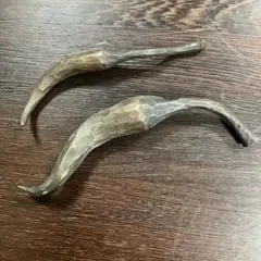 銅を打ち出して造られた箸置きです。(唐辛子)