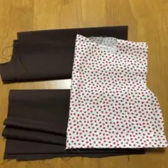 奉仕品　はぎれ　苺柄　ストロベリー　いちご　茶色　ブロード　ブラウン　生地