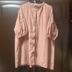 落ち着いたピンクのシャツ