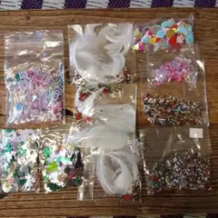 手芸 アクセサリー用、スパンコール5種類、ビーズ、 鳥の羽羽根まとめ売り