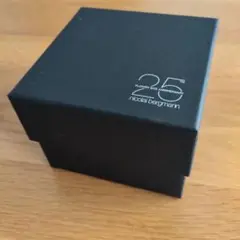 nicolai bergmann 25周年記念ステッカーと箱