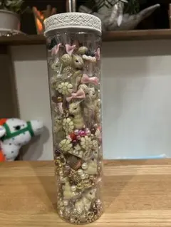 ウサギ、ケーキ、パールなどを沢山詰めたビーズボトル