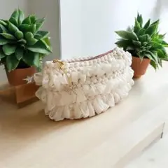 フェアリア　ホワイト　フリル　ポーチ リボン付き
