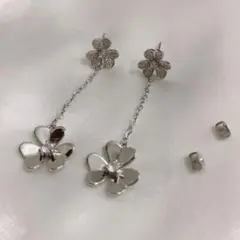 【新品未使用】フラワーモチーフ ドロップピアス　シルバー