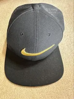Nike 黒金 スウッシュロゴ キャップ