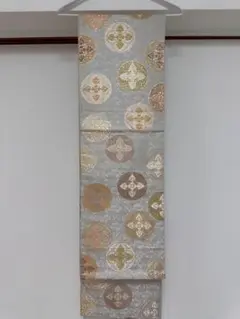 グレーの金糸模様帯
